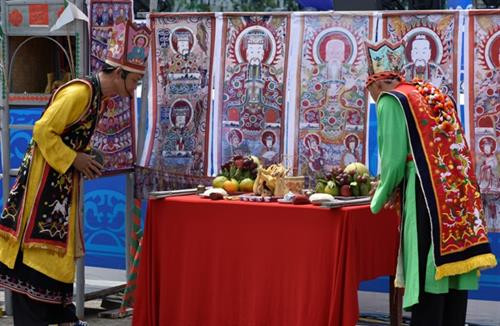 Thầy cúng tiến hành các nghi lễ cúng Bàn Vương. Thầy cúng tiến hành các nghi lễ cúng Bàn Vương.