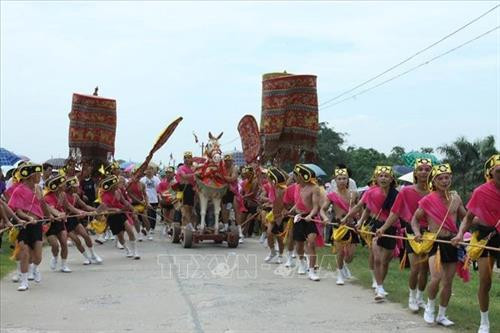 Khách du lịch trong và ngoài nước tham quan phố cổ Hội An (Quảng Nam). Phố cổ Hội An được UNESCO công nhận là di sản văn hóa thế giới năm 1999. Ảnh: Minh Đức – TTXVN Hội Gióng được đánh giá là lễ hội độc đáo ở Việt Nam và là lễ hội duy nhất trong tổng số gần 8.000 lễ hội truyền thống của Việt Nam được UNESCO công nhận là Di sản Văn hóa phi vật thể đại diện của nhân loại. Ảnh: Anh Tuấn - TTXVN Đêm Đại Nội (Huế). Quần thể di tích cố đô Huế được UNESCO công nhận là Di sản văn hóa thế giới năm 1993. Ảnh: Quốc Việt-TTXVN Đờn ca tài tử là loại hình nghệ thuật dân gian đặc trưng của vùng Nam Bộ, được UNESCO công nhận là Di sản văn hóa phi vật thể của thế giới. Ảnh: Minh Đức – TTXVN Hát quan họ trên thuyền tại đình Lim. Đây là loại hình nghệ thuật được UNESCO công nhận là di sản văn hóa phi vật thể của nhân loại năm 2009. Ảnh: Thanh Hà – TTXVN Nhã nhạc Huế - Âm nhạc cung đình Việt Nam được vinh danh là kiệt tác di sản văn hóa phi vật thể đại diện của nhân loại năm 2003. Ảnh: TTXVN Quần thể danh thắng Tràng An (Ninh Bình) được UNESCO công nhận là Di sản văn hóa và thiên nhiên thế giới. Ảnh: Minh Đức - TTXVN Di sản thiên nhiên thế giới Vịnh Hạ Long (Quảng Ninh) nhìn từ hang Bồ Nâu. Ảnh: Đình Na - TTXVN Khách du lịch trong và ngoài nước tham quan phố cổ Hội An (Quảng Nam). Phố cổ Hội An được UNESCO công nhận là di sản văn hóa thế giới năm 1999. Ảnh: Minh Đức – TTXVN Hội Gióng được đánh giá là lễ hội độc đáo ở Việt Nam và là lễ hội duy nhất trong tổng số gần 8.000 lễ hội truyền thống của Việt Nam được UNESCO công nhận là Di sản Văn hóa phi vật thể đại diện của nhân loại. Ảnh: Anh Tuấn - TTXVN Đêm Đại Nội (Huế). Quần thể di tích cố đô Huế được UNESCO công nhận là Di sản văn hóa thế giới năm 1993. Ảnh: Quốc Việt-TTXVN Đờn ca tài tử là loại hình nghệ thuật dân gian đặc trưng của vùng Nam Bộ, được UNESCO công nhận là Di sản văn hóa phi vật thể của thế giới. Ảnh: Minh Đức – TTXVN Hát quan họ trên thuyền tại đình Lim. Đây là loại hình nghệ thuật được UNESCO công nhận là di sản văn hóa phi vật thể của nhân loại năm 2009. Ảnh: Thanh Hà – TTXVN Nhã nhạc Huế - Âm nhạc cung đình Việt Nam được vinh danh là kiệt tác di sản văn hóa phi vật thể đại diện của nhân loại năm 2003. Ảnh: TTXVN Quần thể danh thắng Tràng An (Ninh Bình) được UNESCO công nhận là Di sản văn hóa và thiên nhiên thế giới. Ảnh: Minh Đức - TTXVN Di sản thiên nhiên thế giới Vịnh Hạ Long (Quảng Ninh) nhìn từ hang Bồ Nâu. Ảnh: Đình Na - TTXVN