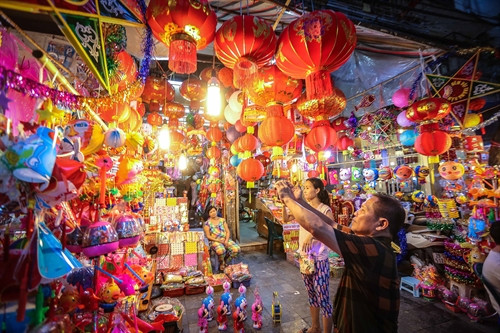 Xen kẽ giữa những đồ chơi Trung Thu truyền thống của Việt Nam là các loại đồ chơi điện tử có nguồn gốc từ Trung Quốc hoặc không rõ nguồn gốc