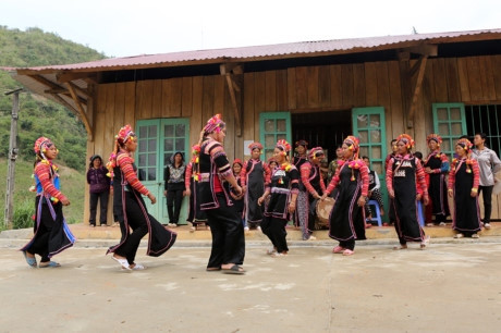 Người La Hủ hay còn gọi là Xá Lá Vàng, Cò Xung, Khù Sung, Khả Quy... hiện có khoảng 10.000 người, sinh sống chủ yếu ở đầu nguồn sông Đà, thuộc huyện Mường Tè, tỉnh Lai Châu. Tuy cuộc sống còn nhiều khó khăn, song đồng bào La Hủ nơi đây vẫn chú trọng gìn giữ bản sắc văn hóa truyền thống, nhất là phụ nữ mặc áo dài tà đen làm nổi bật vóc dáng. Phơ cơ zỡ – tiếng La Hủ có nghĩa là áo dài. Người La Hủ ở Mường Tè thường mặc áo dài tà đen. Các họa tiết, hoa văn... trên mỗi bộ trang phục phụ nữ La Hủ nói lên sự gắn bó giữa cơ thể con người trong sự vận động của cuộc sống với thiên nhiên. Áo dài của người La Hủ ngoài việc mặc ôm sát làm nổi bật đường cong của cơ thể người phụ nữ, còn đẹp ở cách phối màu sắc, cách trang trí và kỳ công của người làm. Mỗi người con gái La Hủ khi đến tuổi thành niên đều tự ý thức may cho mình một chiếc áo dài. Con gái La Hủ thường mặc loại áo cánh tay có nhiều sắc đỏ thể hiện sức sống tươi trẻ và niềm tin yêu cuộc sống. Do hoàn toàn được làm thủ công, nên thời gian để người La Hủ may một chiếc áo dài có khi mất cả tháng mới xong. Duyên dáng thiếu nữ dân tộc La Hủ. Cao nhất trên đầu là vành khăn trang trí với 5 màu sắc. Khăn quấn đầu chủ yếu được làm bằng vải đủ màu và hạt cườm rủ xuống, tạo nét khả ái cho khuôn mặt của người phụ nữ. Để có được bộ trang phục, khăn đội đầu đẹp, đòi hỏi ý tưởng sáng tạo nghệ thuật của người làm. Màu sắc chủ đạo được phối ở cánh tay và điểm xuyết bạc trắng ở thân áo. Làm đẹp cho thân áo còn có sự kết hợp của các hoa văn làm bằng nhôm hình tròn, hình tam giác. Một chiếc áo đẹp còn ở cách trang trí, bài trí những đường diềm tỉ mỉ trên thân áo, tay áo nổi bật lên trên nền vải đen với nhiều màu chỉ đen, đỏ, vàng... May tay áo là công đoạn chiếm nhiều thời gian nhất, có thể tận dụng vải cũ làm lớp lót bên trong, phía ngoài được may ngược. Một ngày với người phụ nữ La Hủ được bắt đầu bằng việc vận trang phục và công đoạn lâu nhất là bện tóc, bọc bằng sợi dây vải màu hồng. Mũ đội đầu Người La Hủ khâu ngực áo rất cẩn thận, đây là công đoạn tách rời những đường viền xếp chồng lên nhau của các loại vải. Việc này không chỉ thể hiện sự khéo léo của những người phụ nữ, mà còn là một trong những nét đẹp trong văn hóa truyền thống của người La Hủ. Vòng quấn đầu được làm từ cây song, mây trên rừng và được điểm tô bằng những chiếc ghim nhôm trang trí. Trang phục truyền thống dân tộc La Hủ đang có nguy cơ mai một, do những thách thức từ điều kiện kinh tế - xã hội.. ...Và việc đồng hóa giữa các dân tộc về phong tục, trang phục. Lớp trẻ dân tộc La Hủ ngày nay thường tự ti khi mặc áo dài dân tộc mình. Người La Hủ hay còn gọi là Xá Lá Vàng, Cò Xung, Khù Sung, Khả Quy... hiện có khoảng 10.000 người, sinh sống chủ yếu ở đầu nguồn sông Đà, thuộc huyện Mường Tè, tỉnh Lai Châu. Tuy cuộc sống còn nhiều khó khăn, song đồng bào La Hủ nơi đây vẫn chú trọng gìn giữ bản sắc văn hóa truyền thống, nhất là phụ nữ mặc áo dài tà đen làm nổi bật vóc dáng. Phơ cơ zỡ – tiếng La Hủ có nghĩa là áo dài. Người La Hủ ở Mường Tè thường mặc áo dài tà đen. Các họa tiết, hoa văn... trên mỗi bộ trang phục phụ nữ La Hủ nói lên sự gắn bó giữa cơ thể con người trong sự vận động của cuộc sống với thiên nhiên. Áo dài của người La Hủ ngoài việc mặc ôm sát làm nổi bật đường cong của cơ thể người phụ nữ, còn đẹp ở cách phối màu sắc, cách trang trí và kỳ công của người làm. Mỗi người con gái La Hủ khi đến tuổi thành niên đều tự ý thức may cho mình một chiếc áo dài. Con gái La Hủ thường mặc loại áo cánh tay có nhiều sắc đỏ thể hiện sức sống tươi trẻ và niềm tin yêu cuộc sống. Do hoàn toàn được làm thủ công, nên thời gian để người La Hủ may một chiếc áo dài có khi mất cả tháng mới xong. Duyên dáng thiếu nữ dân tộc La Hủ. Cao nhất trên đầu là vành khăn trang trí với 5 màu sắc. Khăn quấn đầu chủ yếu được làm bằng vải đủ màu và hạt cườm rủ xuống, tạo nét khả ái cho khuôn mặt của người phụ nữ. Để có được bộ trang phục, khăn đội đầu đẹp, đòi hỏi ý tưởng sáng tạo nghệ thuật của người làm. Màu sắc chủ đạo được phối ở cánh tay và điểm xuyết bạc trắng ở thân áo. Làm đẹp cho thân áo còn có sự kết hợp của các hoa văn làm bằng nhôm hình tròn, hình tam giác. Một chiếc áo đẹp còn ở cách trang trí, bài trí những đường diềm tỉ mỉ trên thân áo, tay áo nổi bật lên trên nền vải đen với nhiều màu chỉ đen, đỏ, vàng... May tay áo là công đoạn chiếm nhiều thời gian nhất, có thể tận dụng vải cũ làm lớp lót bên trong, phía ngoài được may ngược. Một ngày với người phụ nữ La Hủ được bắt đầu bằng việc vận trang phục và công đoạn lâu nhất là bện tóc, bọc bằng sợi dây vải màu hồng. Mũ đội đầu Người La Hủ khâu ngực áo rất cẩn thận, đây là công đoạn tách rời những đường viền xếp chồng lên nhau của các loại vải. Việc này không chỉ thể hiện sự khéo léo của những người phụ nữ, mà còn là một trong những nét đẹp trong văn hóa truyền thống của người La Hủ. Vòng quấn đầu được làm từ cây song, mây trên rừng và được điểm tô bằng những chiếc ghim nhôm trang trí. Trang phục truyền thống dân tộc La Hủ đang có nguy cơ mai một, do những thách thức từ điều kiện kinh tế - xã hội.. ...Và việc đồng hóa giữa các dân tộc về phong tục, trang phục. Lớp trẻ dân tộc La Hủ ngày nay thường tự ti khi mặc áo dài dân tộc mình.