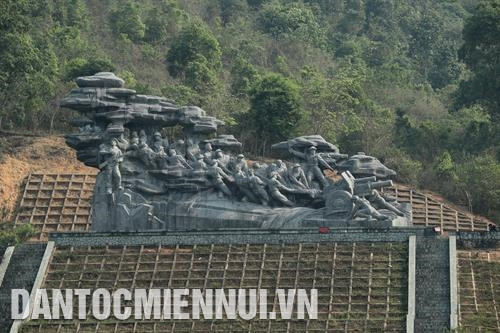 Tượng đài kéo pháo Điện Biên Phủ. Ảnh: Hoàng Hà