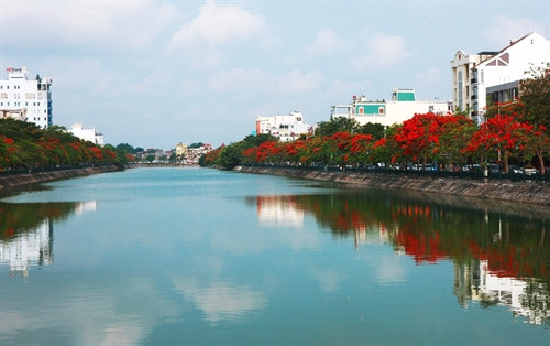 Cây phượng nở hoa rực rỡ trên đường 353, quận Đồ Sơn. Ảnh: Lâm Khánh - TTXVN Những con đường dẫn vào khu du lịch Đồ Sơn ngập tràn sắc đỏ của hoa phượng. Ảnh: Lâm Khánh - TTXVN Những con đường dẫn vào khu du lịch Đồ Sơn ngập tràn sắc đỏ của hoa phượng. Ảnh: Lâm Khánh - TTXVN Những con đường dẫn vào khu du lịch Đồ Sơn ngập tràn sắc đỏ của hoa phượng. Ảnh: Lâm Khánh - TTXVN Hoa phượng nở dọc bờ hồ Tam Bạc - trung tâm thành phố Hải Phòng. Ảnh: Lâm Khánh - TTXVN