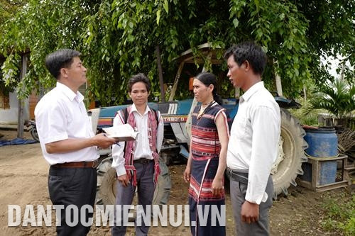 Bí thư Chi đoàn xã Ia O, huyện Chư Prông (Gia Lai), đảng viên trẻ Kpă Meo đã trở thành tấm gương sáng cho nhiều thanh niên và đồng bào dân tộc trên địa bàn. Ảnh: Hoàng Hà Anh Đinh A Ngưi, người Bahnar ở làng Kgiang, xã Kông Lơng Khơng, huyện Kbang (Gia Lai) hướng dẫn bà con trong làng cách thức biểu diễn điệu Xoang cổ. Ảnh: Hoàng Hà Cán bộ huyện Kông Chro (Gia Lai) phổ biến chính sách kinh tế của Đảng và Nhà nước cho thanh niên và đồng bào dân tộc Bahnar ở xã Đak Kơ Ning. Ảnh: Hoàng Hà Buôn làng của đồng bào dân tộc ngày càng đổi mới. Trong ảnh: Làng T’Kắt, xã Đăk Kơ Ning, huyện Kông Chro (Gia Lai). Ảnh: Hoàng Hà