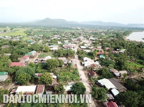 Bí thư Chi đoàn xã Ia O, huyện Chư Prông (Gia Lai), đảng viên trẻ Kpă Meo đã trở thành tấm gương sáng cho nhiều thanh niên và đồng bào dân tộc trên địa bàn. Ảnh: Hoàng Hà Anh Đinh A Ngưi, người Bahnar ở làng Kgiang, xã Kông Lơng Khơng, huyện Kbang (Gia Lai) hướng dẫn bà con trong làng cách thức biểu diễn điệu Xoang cổ. Ảnh: Hoàng Hà Cán bộ huyện Kông Chro (Gia Lai) phổ biến chính sách kinh tế của Đảng và Nhà nước cho thanh niên và đồng bào dân tộc Bahnar ở xã Đak Kơ Ning. Ảnh: Hoàng Hà Buôn làng của đồng bào dân tộc ngày càng đổi mới. Trong ảnh: Làng T’Kắt, xã Đăk Kơ Ning, huyện Kông Chro (Gia Lai). Ảnh: Hoàng Hà