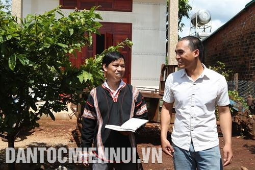 Bí thư Chi đoàn xã Ia O, huyện Chư Prông (Gia Lai), đảng viên trẻ Kpă Meo đã trở thành tấm gương sáng cho nhiều thanh niên và đồng bào dân tộc trên địa bàn. Ảnh: Hoàng Hà Anh Đinh A Ngưi, người Bahnar ở làng Kgiang, xã Kông Lơng Khơng, huyện Kbang (Gia Lai) hướng dẫn bà con trong làng cách thức biểu diễn điệu Xoang cổ. Ảnh: Hoàng Hà Cán bộ huyện Kông Chro (Gia Lai) phổ biến chính sách kinh tế của Đảng và Nhà nước cho thanh niên và đồng bào dân tộc Bahnar ở xã Đak Kơ Ning. Ảnh: Hoàng Hà Buôn làng của đồng bào dân tộc ngày càng đổi mới. Trong ảnh: Làng T’Kắt, xã Đăk Kơ Ning, huyện Kông Chro (Gia Lai). Ảnh: Hoàng Hà