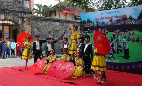 Tái hiện điệu múa truyền thống trong các dịp lễ, Tết của đồng bào dân tộc Mông. Ảnh: Diệp Anh - TTXVN