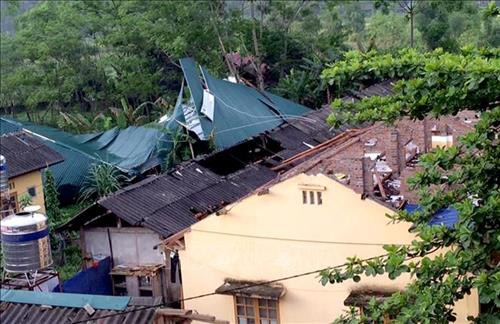 Điểm trường THPT Minh Quang huyện Chiêm Hóa, dông lốc đã làm tốc mái 10 phòng học, 4 học sinh bị thương nhẹ. Ảnh: TTXVN phát Điểm trường THPT Minh Quang huyện Chiêm Hóa, dông lốc đã làm tốc mái 10 phòng học, 4 học sinh bị thương nhẹ. Ảnh: TTXVN phát