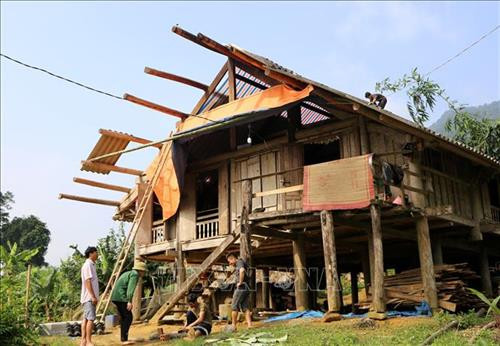 Dông lốc làm tốc mái nhà dân. Ảnh: Văn Tý - TTXVN Dông lốc làm tốc mái nhà dân. Ảnh: Văn Tý - TTXVN