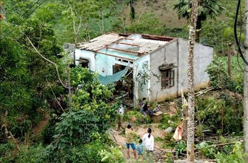 Dông lốc làm tốc mái nhà dân. Ảnh: Văn Tý - TTXVN Dông lốc làm tốc mái nhà dân. Ảnh: Văn Tý - TTXVN