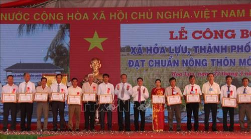 Các cá nhân có thành tích xuất sắc trong xây dựng nông thôn mới nhận bằng khen của UBND tỉnh Hậu Giang. Ảnh: Hồng Thái - TTXVN Các cá nhân có thành tích xuất sắc trong xây dựng nông thôn mới nhận bằng khen của UBND tỉnh Hậu Giang. Ảnh: Hồng Thái - TTXVN
