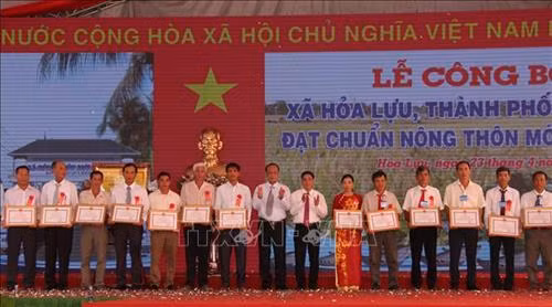 Các cá nhân có thành tích xuất sắc trong xây dựng nông thôn mới nhận bằng khen của UBND tỉnh Hậu Giang. Ảnh: Hồng Thái - TTXVN