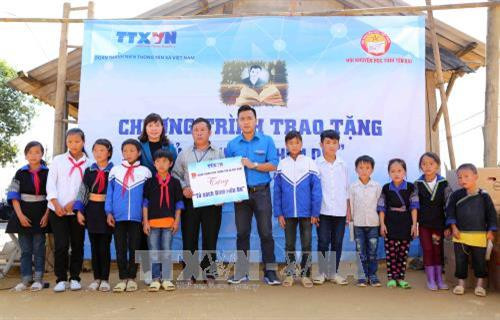 Đồng chí Lê Minh Đức, Bí thư Đoàn thanh niên TTXVN trao 10 phần quà cho 10 học sinh vượt khó, học giỏi của trường Phổ thông Dân tộc bán trú Tiểu học và THCS Chế Tạo (xã Chế Tạo, huyện Mù Cang Chải). Ảnh: Thành Đạt – TTXVN