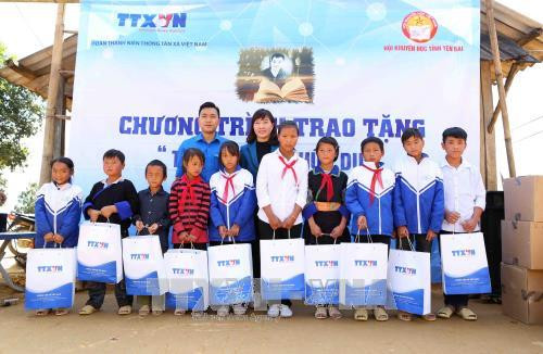 Đồng chí Lê Minh Đức, Bí thư Đoàn thanh niên TTXVN trao quà cho học sinh vượt khó học giỏi của trường Phổ thông Dân tộc bán trú Tiểu học và THCS Chế Tạo (xã Chế Tạo, huyện Mù Cang Chải). Ảnh: Thành Đạt – TTXVN