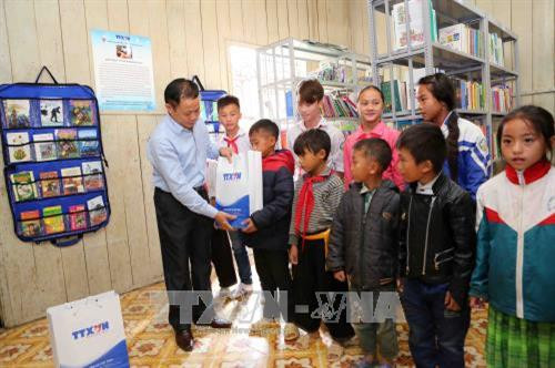 Đại diện Hội Khuyến học huyện Văn Chấn trao 10 phần quà cho học sinh vượt khó, học giỏi của trường Phổ thông Dân tộc bán trú Tiểu học và THCS Phình Hồ (xã Phình Hồ, huyện Văn Chấn). Ảnh: Thành Đạt – TTXVN