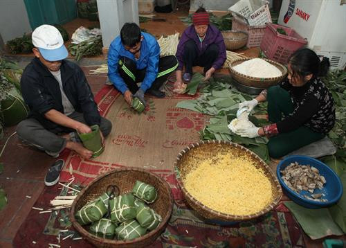 Sản xuất bánh chưng tại hộ bà Nguyễn Thị Dân, thôn Bấc Hai, xã Thủy Đường, huyện Thủy Nguyên. Ảnh: Lâm Khánh - TTXVN