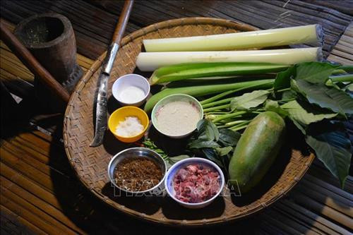 Nguyên liệu để nấu món canh bột lá yao. Ảnh: Hoài Thu – TTXVN Nguyên liệu để nấu món canh bột lá yao. Ảnh: Hoài Thu – TTXVN