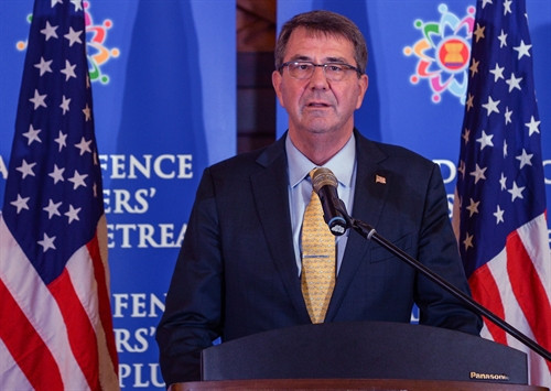 Bộ trưởng Quốc phòng Mỹ Ashton Carter phát biểu tại cuộc họp báo sau hội nghị ADMM+ ở Malaysia ngày 4/11. AFP/TTXVN