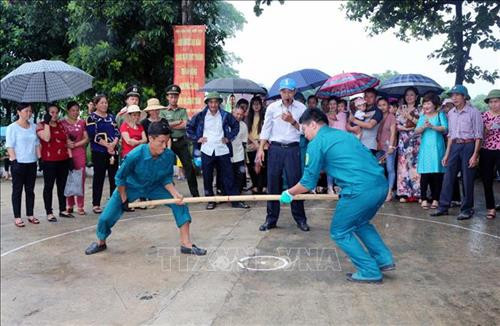 Các trò chơi dân gian thi đánh gậy tại lễ hội. Ảnh: Đại Nghĩa – TTXVN