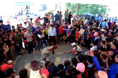 Thi đẩy gậy tại hội xuân. Ảnh: Ngọc Minh - TTXVN Thi đẩy gậy tại hội xuân. Ảnh: Ngọc Minh - TTXVN