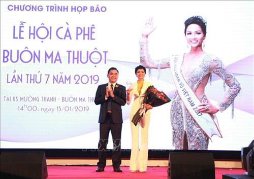 Hoa hậu Hoàn vũ Việt Nam 2017, Top 5 Hoa hậu Hoàn vũ thế giới 2018 H’Hen Niê là đại sứ truyền thông Lễ hội cà phê lần 7 năm 2019. Ảnh: Phạm Cường - TTXVN Hoa hậu Hoàn vũ Việt Nam 2017, Top 5 Hoa hậu Hoàn vũ thế giới 2018 H’Hen Niê là đại sứ truyền thông Lễ hội cà phê lần 7 năm 2019. Ảnh: Phạm Cường - TTXVN