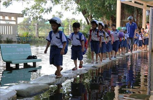 Sân trường Tiểu học Vĩnh Đại (Tân Hưng) ngập trong nước lũ, phụ huynh và giáo viên phải dùng bao cát đắp đường cho các em học sinh đi lại. Ảnh: Bùi Giang - TTXVN Sân trường Tiểu học Vĩnh Đại (Tân Hưng) ngập trong nước lũ, phụ huynh và giáo viên phải dùng bao cát đắp đường cho các em học sinh đi lại. Ảnh: Bùi Giang - TTXVN