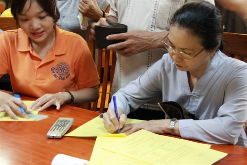 Các phật tử đăng ký hiến mô, tạng cho y học. Ảnh: Phương Vy- TTXVN Các phật tử đăng ký hiến mô, tạng cho y học. Ảnh: Phương Vy- TTXVN