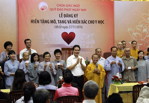 Đại diện Trung tâm Điều phối Quốc gia về ghép bộ phận cơ thể người trao thẻ đăng ký hiến mô, tạng cho các phật tử. Ảnh: Phương Vy- TTXVN Đại diện Trung tâm Điều phối Quốc gia về ghép bộ phận cơ thể người trao thẻ đăng ký hiến mô, tạng cho các phật tử. Ảnh: Phương Vy- TTXVN