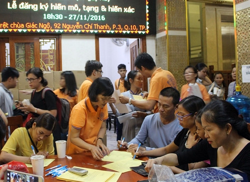 Các phật tử đăng ký hiến mô, tạng cho y học. Ảnh: Phương Vy- TTXVN Các phật tử đăng ký hiến mô, tạng cho y học. Ảnh: Phương Vy- TTXVN