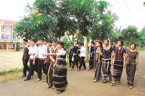 Học sinh Trường phổ thông dân tộc nội trú Đắk Song - nơi tạo nguồn cán bộ cho các xã miền núi thuộc huyện Đắk Song Học sinh Trường phổ thông dân tộc nội trú Đắk Song - nơi tạo nguồn cán bộ cho các xã miền núi thuộc huyện Đắk Song