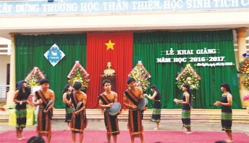 Học sinh Trường trung học phổ thông dân tộc nội trú N'Trang Lơng biểu diễn văn nghệ chào mừng năm học mới 2016 - 2017