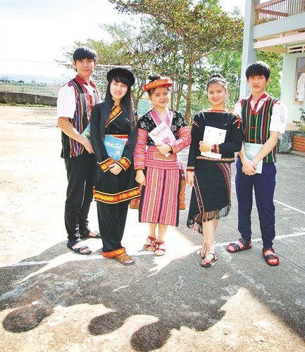 Với sự nỗ lực chung của toàn ngành, hàng nghìn học sinh ở vùng sâu, vùng xa đã được đến trường, số lượng học sinh tốt nghiệp trung học phổ thông luôn ở mức cao Với sự nỗ lực chung của toàn ngành, hàng nghìn học sinh ở vùng sâu, vùng xa đã được đến trường, số lượng học sinh tốt nghiệp trung học phổ thông luôn ở mức cao