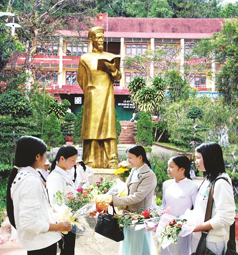 Cô và trò Trường trung học phổ thông Chu Văn An, thị xã Gia Nghĩa Cô và trò Trường trung học phổ thông Chu Văn An, thị xã Gia Nghĩa