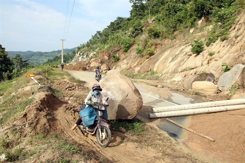 Một cơn mưa lớn kéo dài tại xã miền núi vùng cao Phước Bình đã làm lở núi, gây chia cắt giao thông giữa xã với các địa phương trong tỉnh.