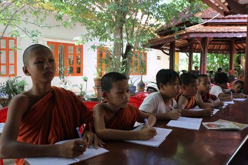 Một số tăng sinh thuộc các dân tộc khác như S’tiêng, Kinh