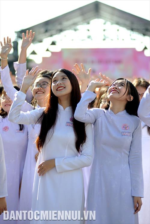 Các nữ sinh Trường THPT Trưng Vương duyên dáng với trang phục Áo dài truyền thống Các nữ sinh Trường THPT Trưng Vương duyên dáng với trang phục Áo dài truyền thống