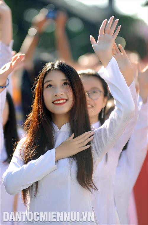 Các nữ sinh Trường THPT Trưng Vương duyên dáng với trang phục Áo dài truyền thống Các nữ sinh Trường THPT Trưng Vương duyên dáng với trang phục Áo dài truyền thống