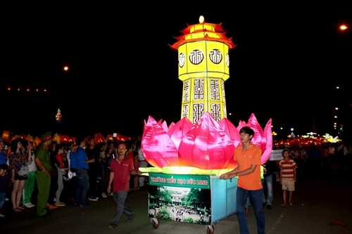 Các em thiếu nhi với lồng đèn nhỏ tham gia rước đèn trong Lễ hội rước đèn Trung thu lớn nhất Việt Nam. Ảnh: Nguyễn Thanh – TTXVN Các em thiếu nhi với lồng đèn nhỏ tham gia rước đèn trong Lễ hội rước đèn Trung thu lớn nhất Việt Nam. Ảnh: Nguyễn Thanh – TTXVN