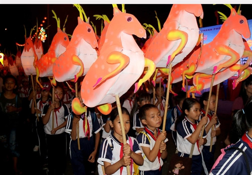 Các em thiếu nhi với lồng đèn nhỏ tham gia rước đèn trong Lễ hội rước đèn Trung thu lớn nhất Việt Nam. Ảnh: Nguyễn Thanh – TTXVN Các em thiếu nhi với lồng đèn nhỏ tham gia rước đèn trong Lễ hội rước đèn Trung thu lớn nhất Việt Nam. Ảnh: Nguyễn Thanh – TTXVN