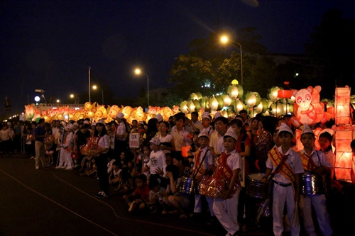 Các em thiếu nhi với lồng đèn nhỏ tham gia rước đèn trong Lễ hội rước đèn Trung thu lớn nhất Việt Nam. Ảnh: Nguyễn Thanh – TTXVN Các em thiếu nhi với lồng đèn nhỏ tham gia rước đèn trong Lễ hội rước đèn Trung thu lớn nhất Việt Nam. Ảnh: Nguyễn Thanh – TTXVN