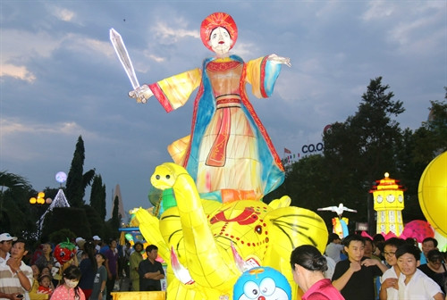 Lồng đèn lớn với nhiều hình ảnh lạ mắt thể hiện ước mơ của các em thiếu nhi trong ngày tết Trung thu. Ảnh: Nguyễn Thanh - TTXVN Lồng đèn lớn với nhiều hình ảnh lạ mắt thể hiện ước mơ của các em thiếu nhi trong ngày tết Trung thu. Ảnh: Nguyễn Thanh - TTXVN