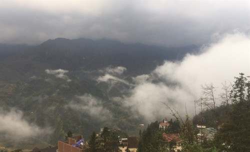 Mây như tràn từ sườn núi xuống từng nóc nhà. Ảnh: N. Hoa