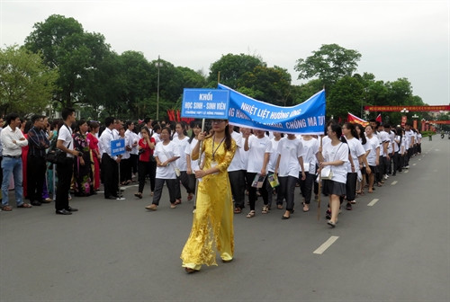 Đông đảo nhân dân, học sinh, sinh viên và các tổ chức đoàn thể tỉnh Nam Định tham gia diễu hành hưởng ứng Tháng hành động phòng, chống ma túy. Ảnh: Hiền Hạnh - TTXVN