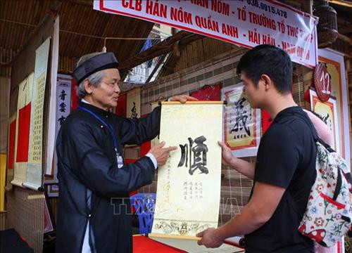 Ông đồ tặng chữ, giải nghĩa chữ đầu Xuân tại khu Hồ Văn (Văn Miếu – Quốc Tử Giám) trong ngày khai mạc. Ảnh: Thanh Tùng-TTXVN Ông đồ tặng chữ, giải nghĩa chữ đầu Xuân tại khu Hồ Văn (Văn Miếu – Quốc Tử Giám) trong ngày khai mạc. Ảnh: Thanh Tùng-TTXVN