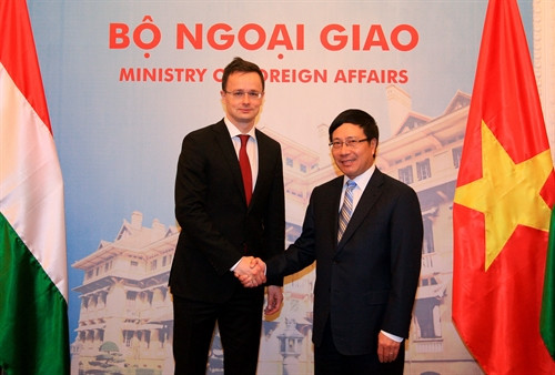 Phó Thủ tướng, Bộ trưởng Ngoại giao Phạm Bình Minh đón Bộ trưởng Ngoại giao và Kinh tế đối ngoại Hungary Szijjarto Peter. Ảnh: Thống Nhất-TTXVN Phó Thủ tướng, Bộ trưởng Ngoại giao Phạm Bình Minh đón Bộ trưởng Ngoại giao và Kinh tế đối ngoại Hungary Szijjarto Peter. Ảnh: Thống Nhất-TTXVN