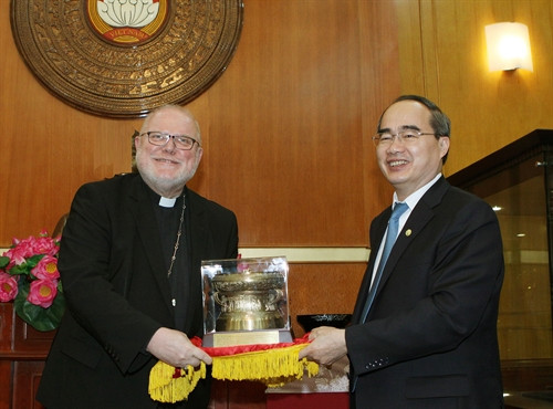 Chủ tịch Uỷ ban Trung ương MTTQ Việt Nam Nguyễn Thiện Nhân tặng Chủ tịch Hội đồng Giám mục CHLB Đức Hồng y Cardinal Marx mô hình trống đồng, một biểu tượng văn hoá của Việt Nam. Ảnh: Nguyễn Dân-TTXVN