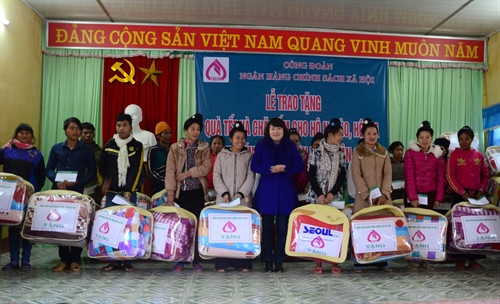 Lãnh đạo Ngân hàng Chính sách xã hội Việt Nam trao quà và chụp ảnh chugn với các hộ nghèo, đối tượng chính sách ở Điện Biên. Ảnh: Xuân Tư - TTXVN Lãnh đạo Ngân hàng Chính sách xã hội Việt Nam trao quà và chụp ảnh chugn với các hộ nghèo, đối tượng chính sách ở Điện Biên. Ảnh: Xuân Tư - TTXVN