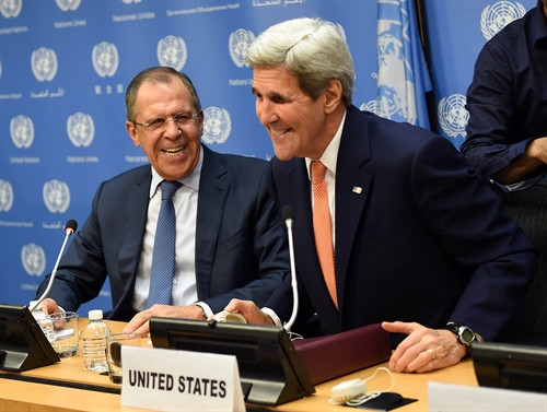 Trong ảnh (tư liệu): Ngoại trưởng Nga Sergei Lavrov (trái) và Ngoại trưởng Mỹ John Kerry (phải) tại một cuộc họp báo ở New York, Mỹ ngày 18/12/2015. AFP/TTXVN