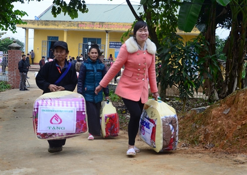 Niềm vui của những hộ dân được nhận quà Tết. Ảnh: Xuân Tư - TTXVN Niềm vui của những hộ dân được nhận quà Tết. Ảnh: Xuân Tư - TTXVN