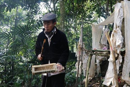 Thầy cúng thực hiện nghi lễ cúng gà dâng tạ Thần rừng. Ảnh: Việt Dũng – TTXVN Thầy cúng thực hiện nghi lễ khấn tạ Thần rừng. Ảnh: Việt Dũng – TTXVN Thầy cúng chuẩn bị hành lễ. Ảnh: Việt Dũng – TTXVN