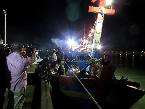 Tàu cá của ngư dân Nguyễn Nhật Linh ở xã Bào Ninh (thành phố Đồng Hới) được các cơ quan chức năng và người dân chào đón để chứng thực nguồn gốc hải sản xa bờ. Ảnh: Mạnh Thành- TTXVN